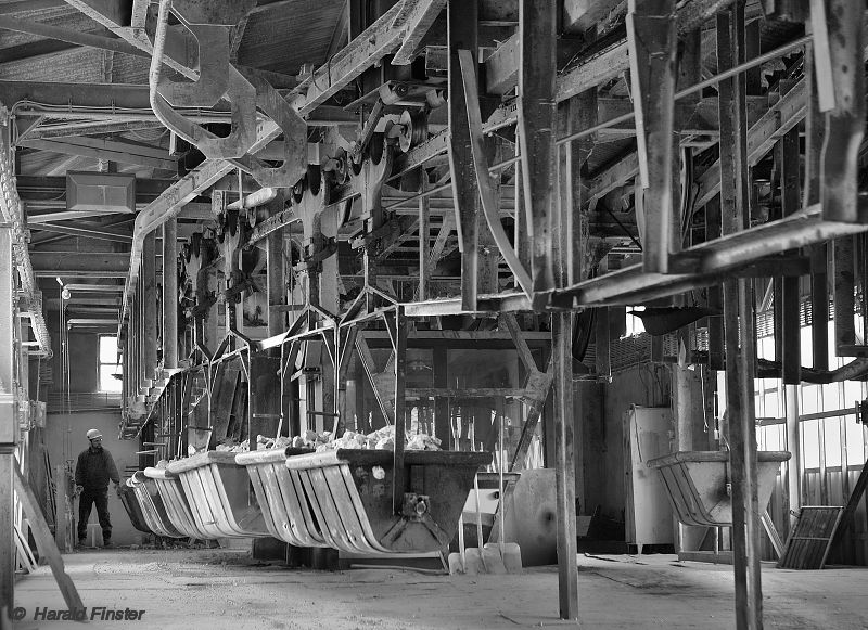 Verladen von Kalk auf die Materialseilbahn