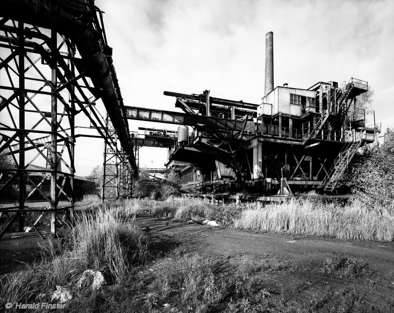 coke-oven battery and coke pushing machine