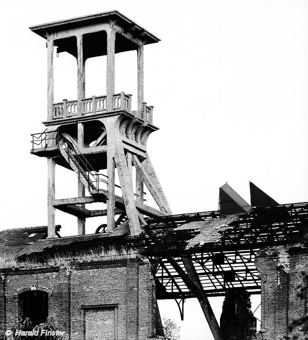 concrete headframe 'Flines No 2'